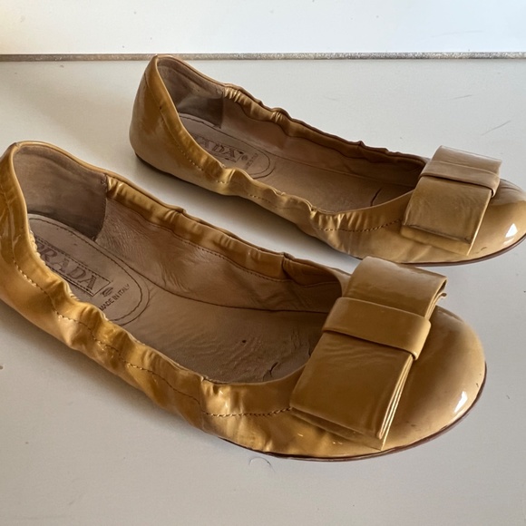 Prada Women's Beige Patent Leather Bow Flats Size 37.5 w/ COA - Picture 4 of 13